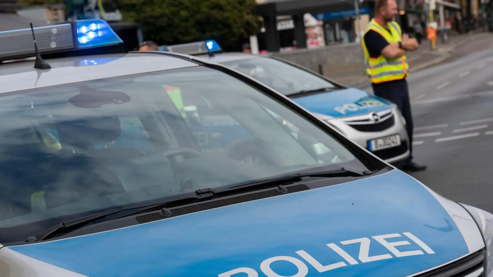 Einsatzfahrzeuge in Berlin: Die Polizei hat eine Villa eines bekannten arabischstämmigen Clans in Berlin-Neukölln durchsucht. (Foto: Paul Zinken/dpa)