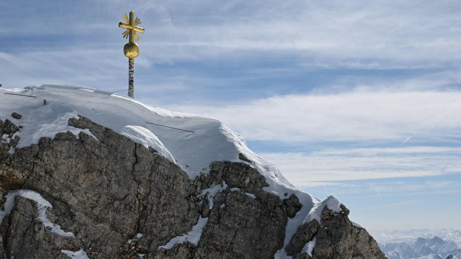 Ein Mann stirbt nach einem Blitzeinschlag auf der Zugspitze. (Symbolbild) (Foto: Angelika Warmuth/dpa)