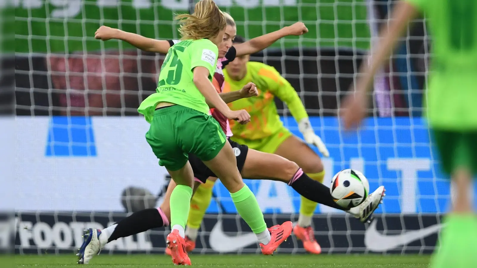 Schuss ins Glück: Vivien Endemann trifft sehenswert zum 1:0 für Wolfsburg. (Foto: Swen Pförtner/dpa)