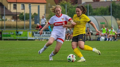 Im Zweikampf: Katharina Wiesinger (rechts) gegen ein Spielerin vom VfB Stuttgart in Schnelldorf. (Foto: Kevin Kieweg)