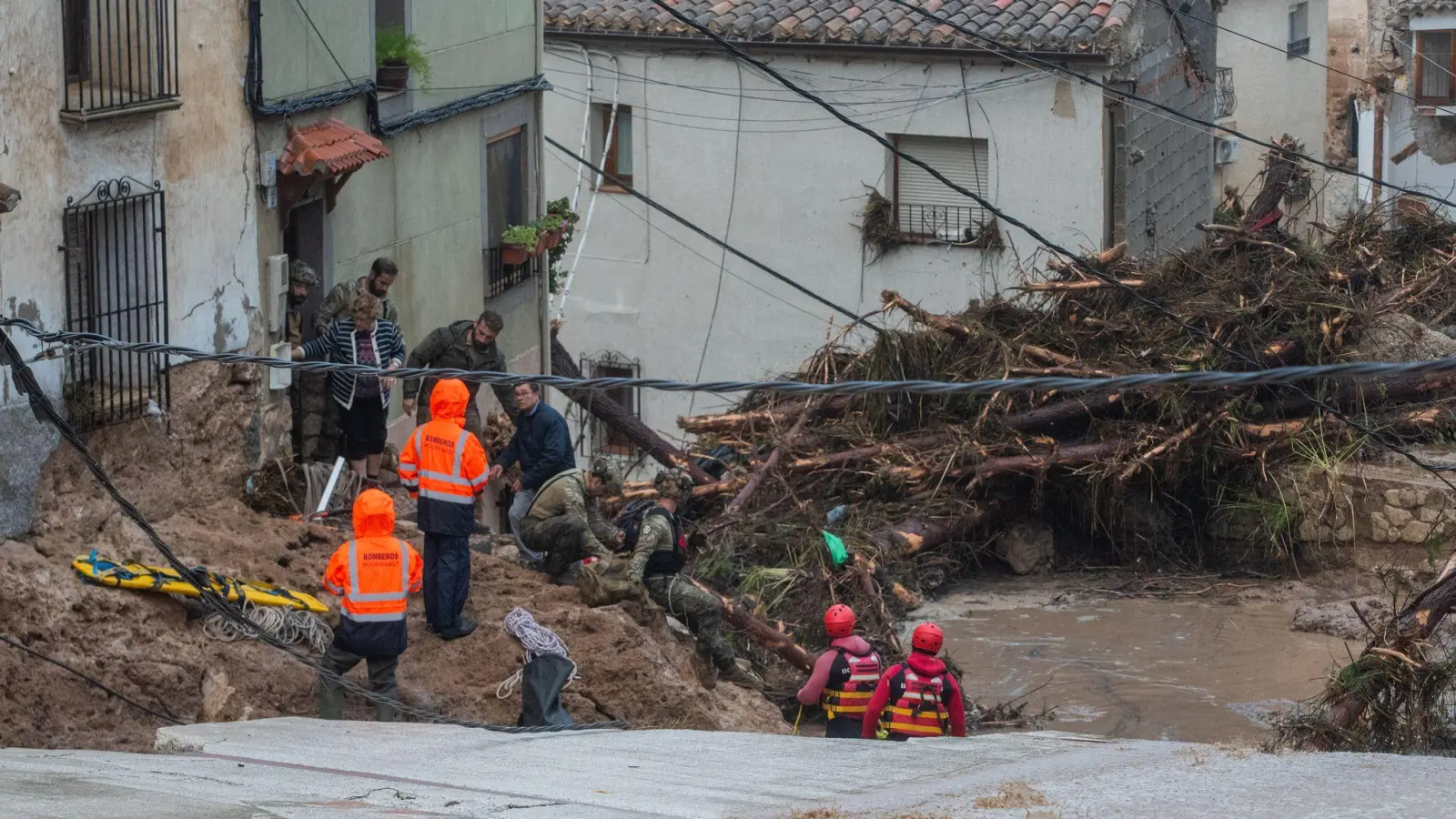 Menschen konnten wegen des über die Ufer getretenen Flusses zunächst ihre Häuser nicht verlassen. (Foto: Víctor Fernández/EUROPA PRESS/dpa)