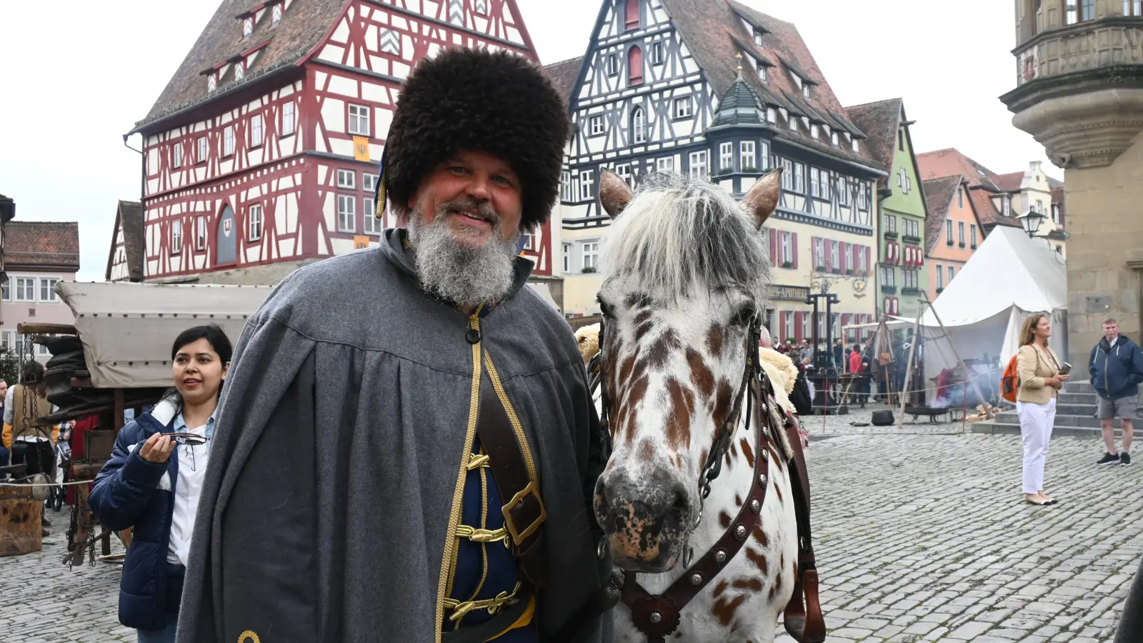 Inmitten der Rothenburger Fachwerkhäuser lebt das Mittelalter über Pfingsten wieder auf. (Foto: Luca Paul)