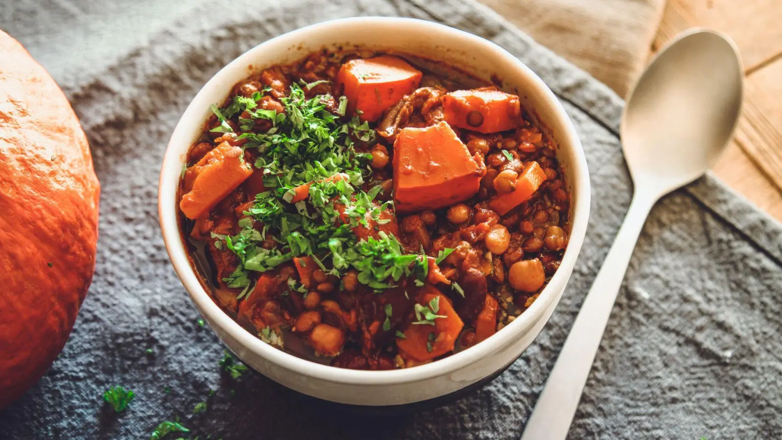 Wer Kürbis liebt, hat meist sein Rezept für die Suppe und das Ofengemüse drauf. Doch aus Kürbis lässt sich mit Möhren, Kichererbsen und kräftigem Schwarzbier auch ein vegetarisches Gulasch zaubern. (Foto: Aileen Kapitza/minzgruen.com/dpa-tmn)