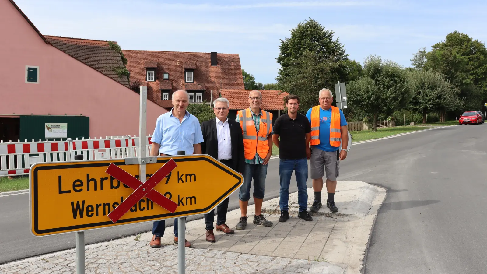 Bürgermeister Gerhard Kraft, stellvertretender Landrat Hans Henninger, Martin Schuldhaus (Staatliches Bauamt), Jochen König (Bauleitung Firma Thannhäuser) und Hermann Fehler, der die örtliche Bauaufsicht hatte, (von links) freuen sich über die gelungene Sanierung. (Foto: Thomas Schaller)