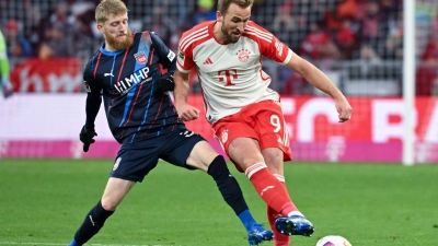 Jan-Niklas Beste (l) hat Bayern-Erfahrung. Mit Hoffenheim spielte er schon in München und gegen Harry Kane (r). (Foto: Sven Hoppe/dpa)