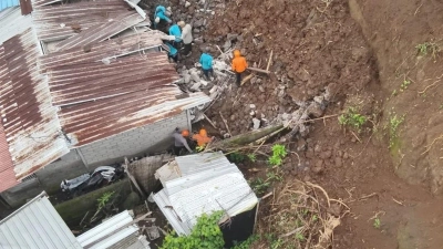 Einsatzteams suchten in der Nähe der Hauptstadt Denpasar noch nach einem Verschütteten. (Foto: Denpasar City Bpbd/dpa)