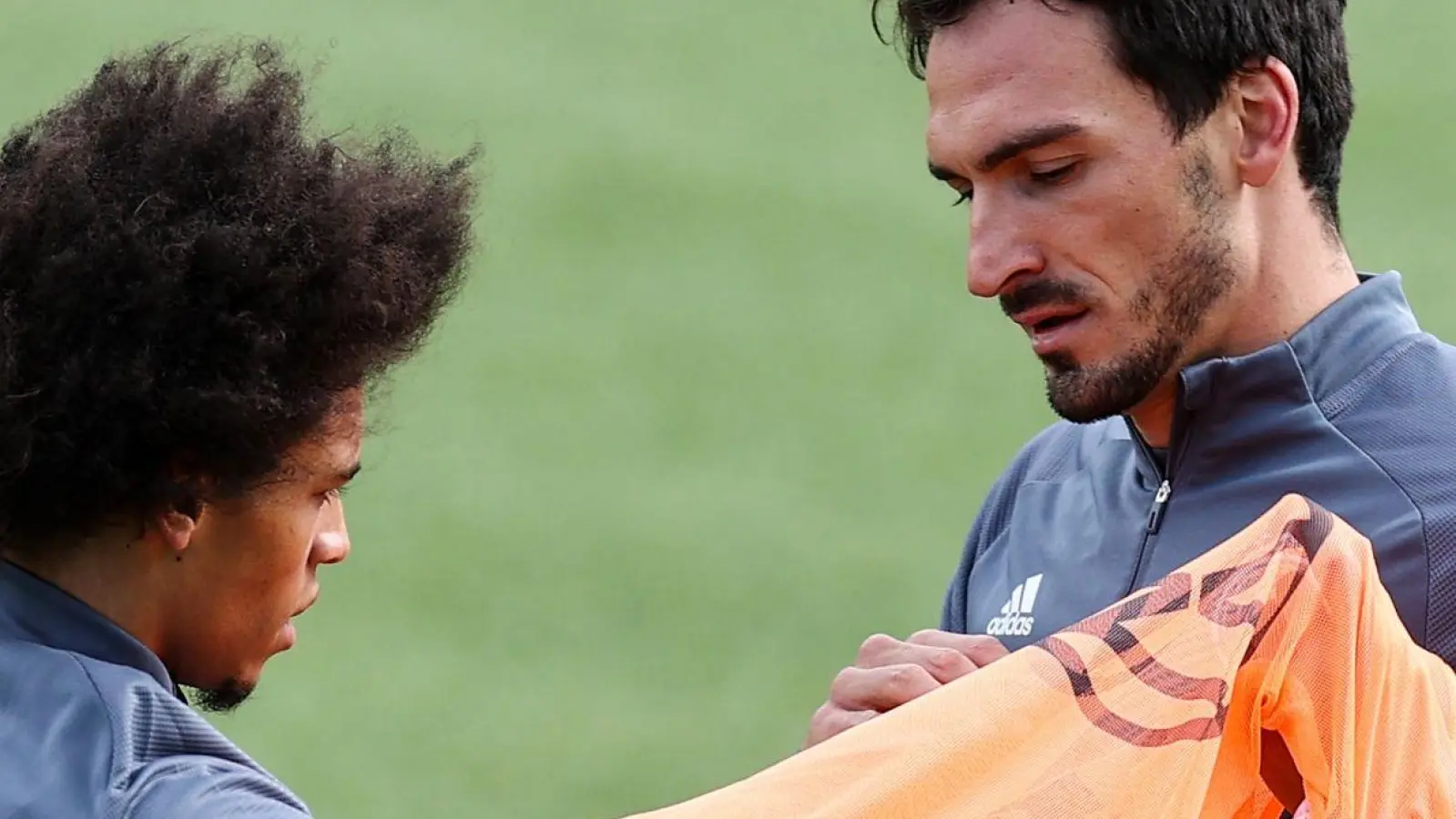 Leroy Sane (l) und Mats Hummels auf dem Trainingsplatz. (Foto: Christian Charisius/dpa)