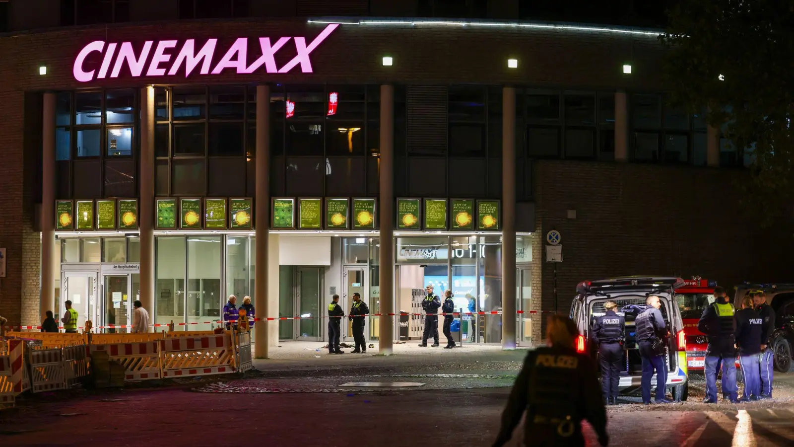 Die Ermittler gehen davon aus, dass es sich bei dem vor einem Kino in Krefeld niedergeschossenen Mann um einen Einzeltäter handelt. (Foto: Christoph Reichwein/dpa)