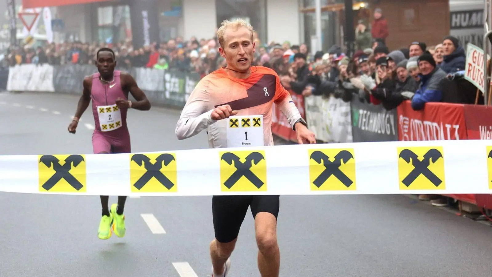 Mit einem starken Endspurt setzte sich Florian Bremm in Peuerbach gegen den Olympiastarter Reynold Kipkorir Cheruiyot aus Kenia durch. (Foto: Andreas Maringer)