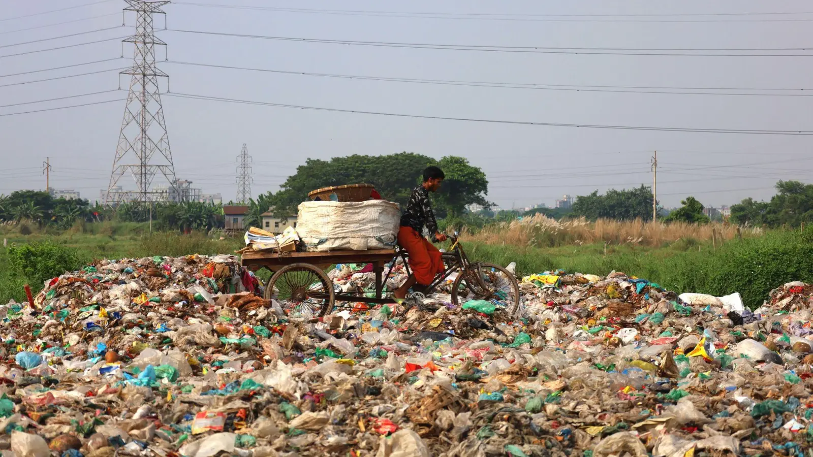 Einmal hergestellt, dauert es Jahrhunderte, bis sich Plastik wieder zersetzt. (Foto: Syed Mahabubul Kader/ZUMA Press Wire/dpa)