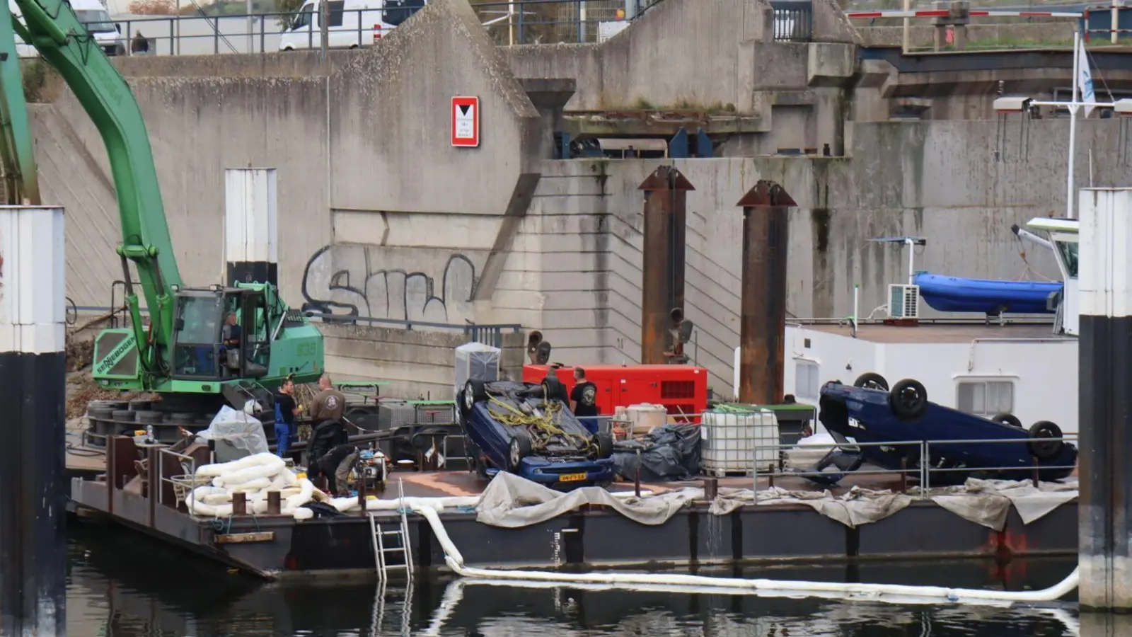 Zwei Autos auf dem Schiff wurden durch den Zusammenstoß in den Industriehafen geschoben. Sie wurden später von Experten geborgen. (Foto: Marco Priebe/dpa)