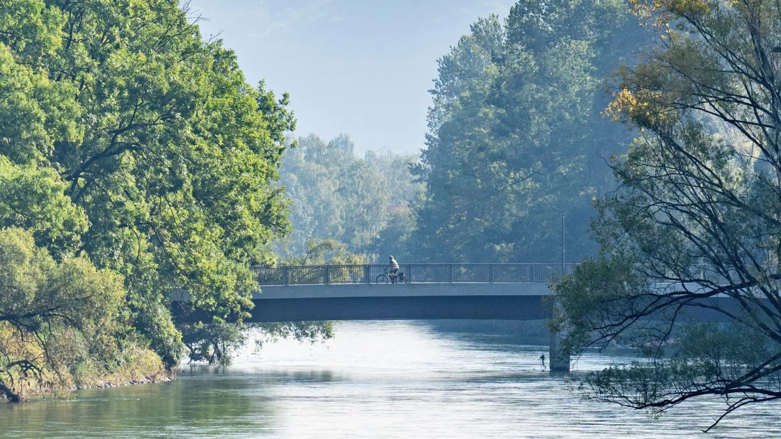 Ein Passant fand die Leiche in der Isar in Landshut. (Archivbild) (Foto: Armin Weigel/dpa)