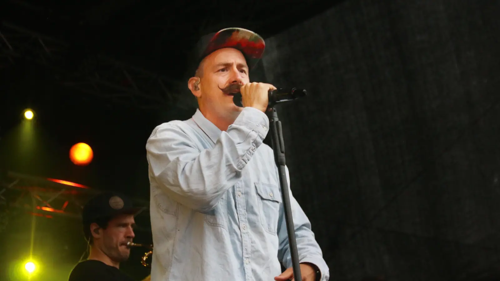 Tom Lugo, Sänger der Band Jamaram, wird auch dieses Jahr auf der Hauptbühne des Afrika-Karibik-Fests stehen. Bereits 2018 war die Gruppe in Wassertrüdingen zu Gast. (Archivbild: Jens Plackner)