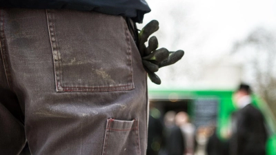 Arbeitgeber dürfen Vorgaben zur Dienstkleidung machen: Eine Arbeitshose in einer bestimmten Farbe zu tragen, beeinträchtigt das Persönlichkeitsrecht eines Arbeitnehmers nicht weiter. (Foto: Sophia Kembowski/dpa)