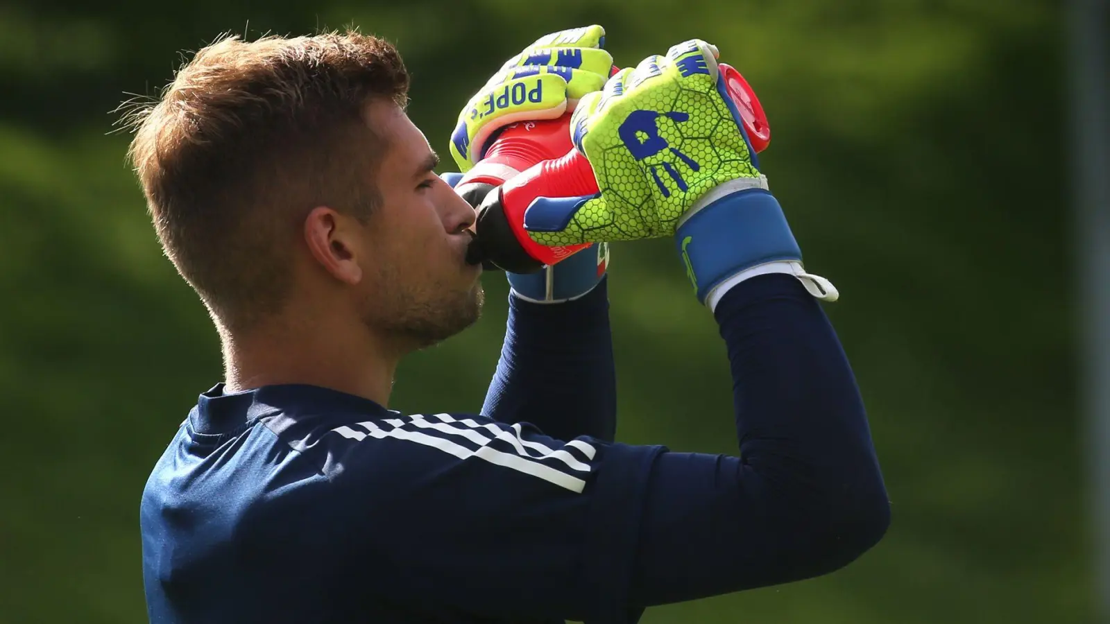 Torwart Julian Pollersbeck trinkt im Training aus zwei Flaschen. (Foto: Karl-Josef Hildenbrand/dpa)