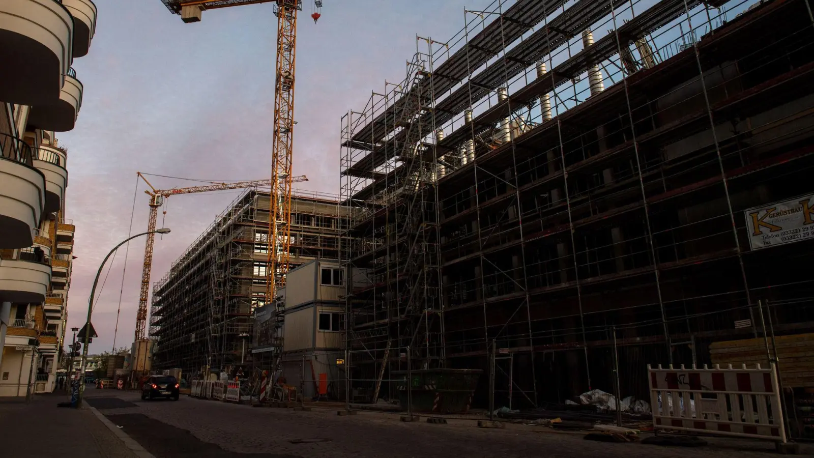 Mit einem geschlossenen Immobilienfonds in nur eines oder wenige Bauprojekte investieren? Experten halten das für äußerst riskant. (Foto: Zacharie Scheurer/dpa-tmn)