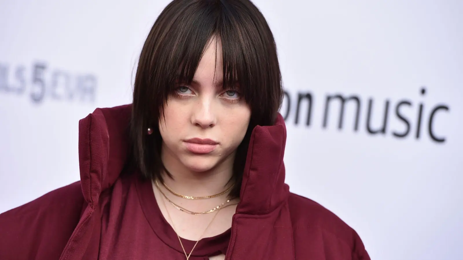 Den finsteren Blick hat Billie Eilish bereits perfektioniert - in einer Amazon-Serie darf die Sängerin jetzt mehr von ihrer dunklen Seite zeigen. (Foto: Jordan Strauss/Invision/AP/dpa)