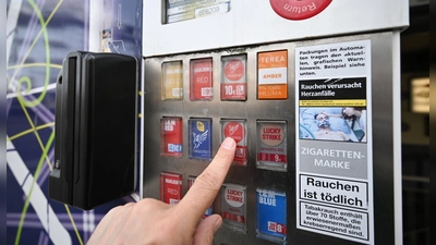 Eigentlich sind Zigarettenautomaten zum Herausgeben von Waren da, nicht zum Gesprengt-Werden – so wie nun in Dietenhofen und Flachslanden. (Symbolbild: Bernd Weißbrod/dpa)