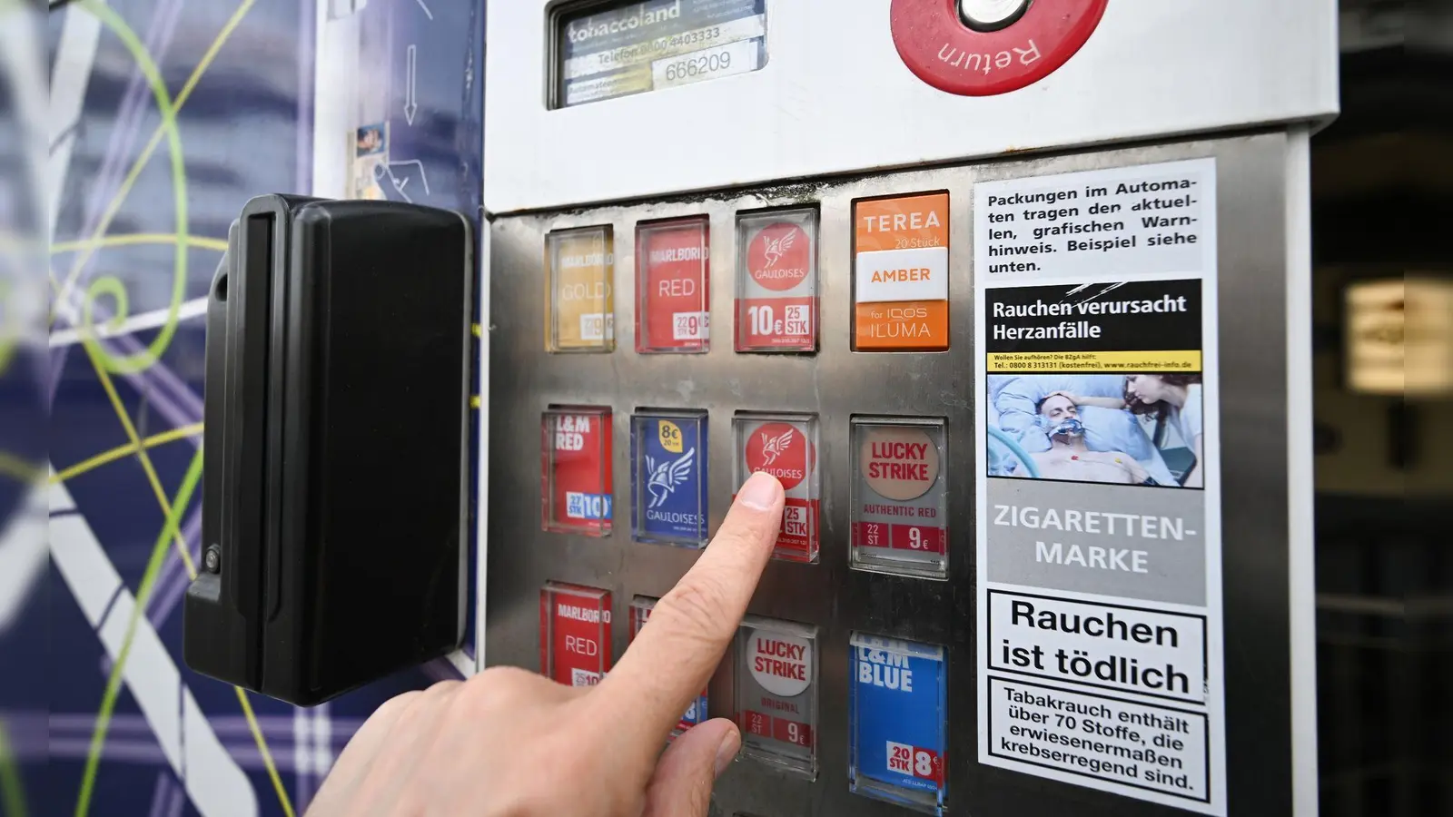 Eigentlich sind Zigarettenautomaten zum Herausgeben von Waren da, nicht zum Gesprengt-Werden – so wie nun in Dietenhofen und Flachslanden. (Symbolbild: Bernd Weißbrod/dpa)