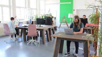 Menschen arbeiten im Coworking-Space im Technologie- und Gewerbezentrum Prignitz (TGZ). (Foto: Oliver Gierens/dpa)