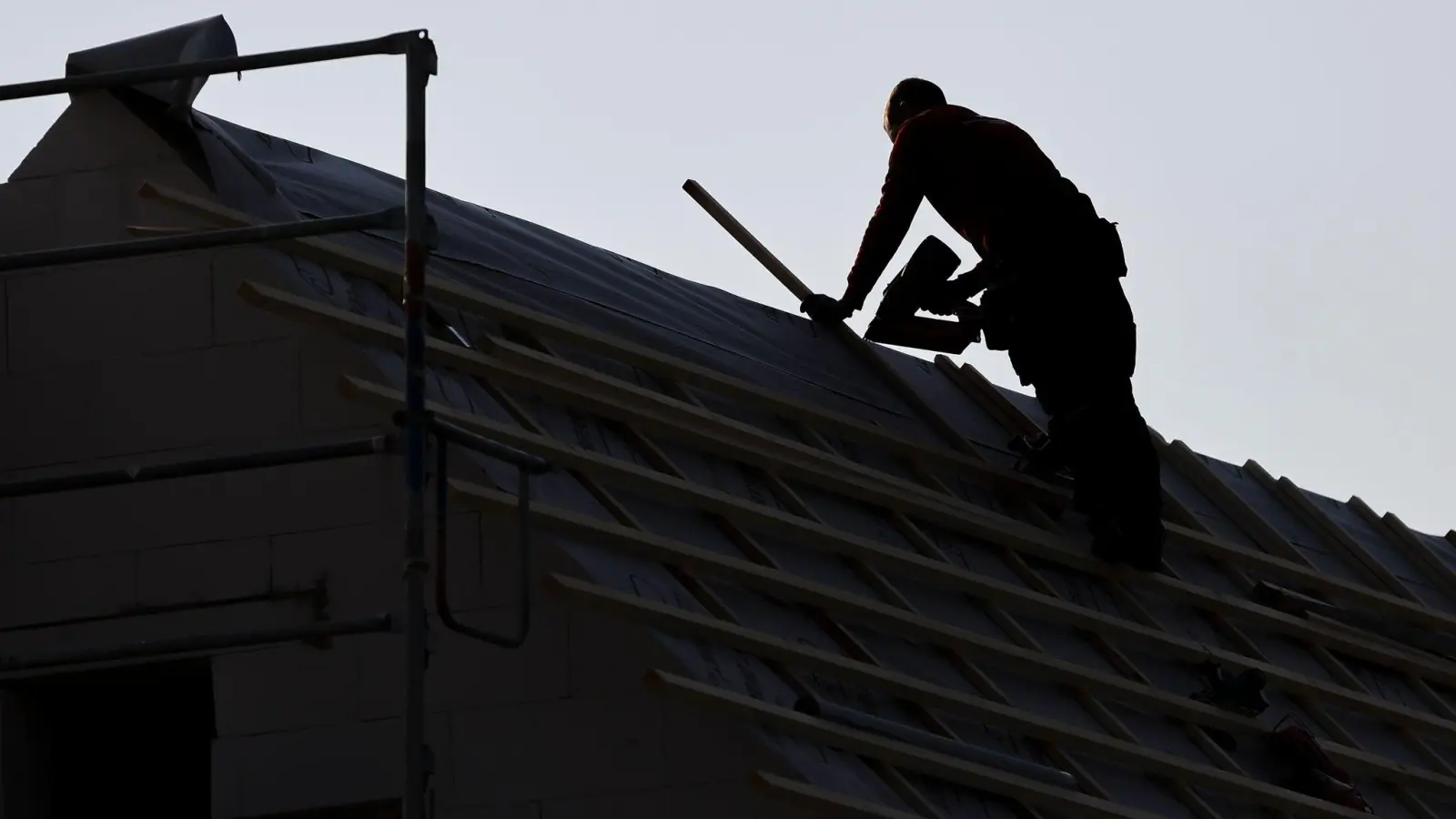 Dachdecker bekommen nach einem neuen Tarifabschluss deutlich mehr Geld (Archivbild). (Foto: Jan Woitas/dpa)