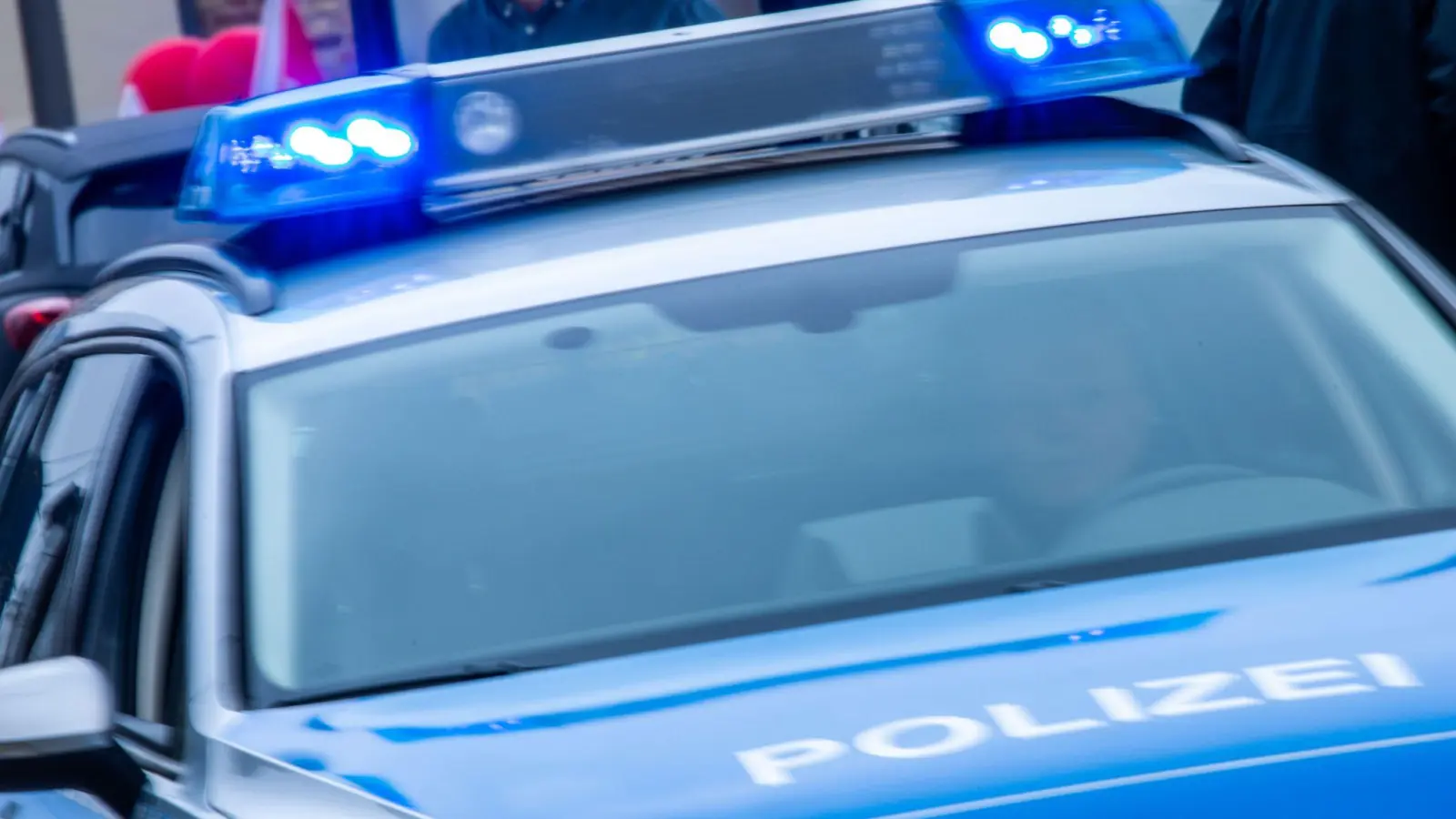 Ein Streifenwagen der Polizei ist mit Blaulicht im Einsatz. (Foto: Jens Büttner/dpa/Symbolbild)