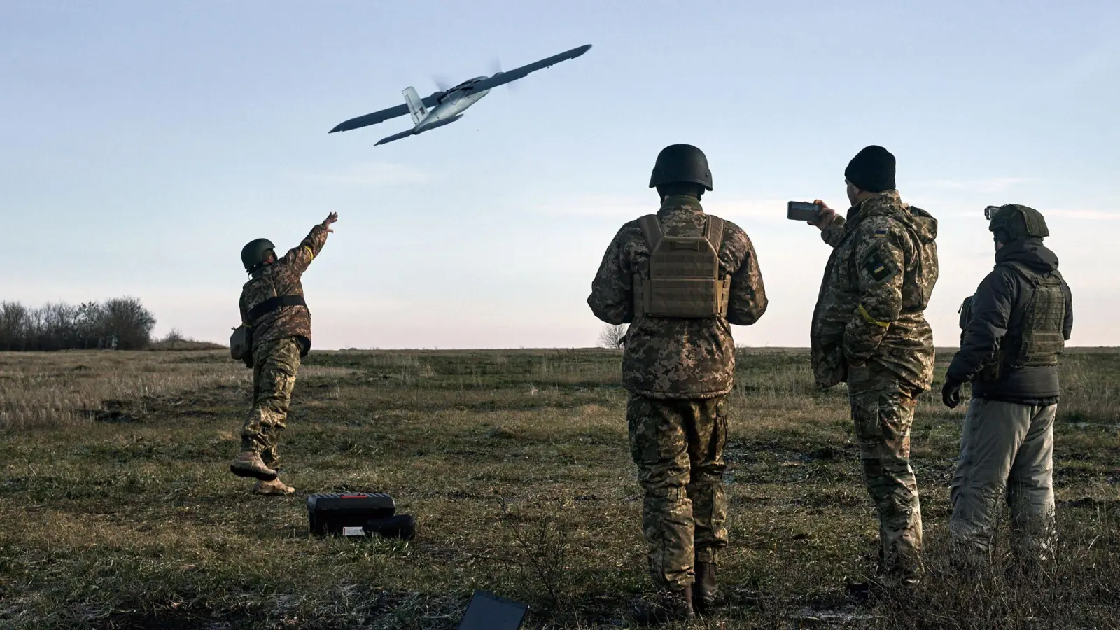 Drohnen sind eine der meistverwendeten Waffen beider Seiten in Russlands Angriffskrieg gegen die Ukraine. Hier starten ukrainische Soldaten eine Drohne gegen russische Stellungen. (Archivbild) (Foto: Libkos/AP/dpa)