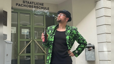 Michael Jakob bei seiner Aktion vor bayerischen Schulen zu Alkohol, Nikotin und Cannabis. (Foto: Lara Hausleitner)