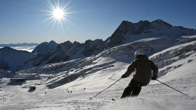 Bei Sonnenschein und unter blauem Himmel sind auf der Zuspitze Wintersportler in die Saison gestartet. (Foto: Angelika Warmuth/dpa)