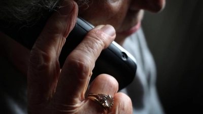 Immer wieder versuchen Trickbetrüger, per Telefon Geld zu ergaunern - nicht nur ältere Menschen werden so oft um viel Geld gebracht. (Symbolbild) (Foto: Karl-Josef Hildenbrand/dpa)