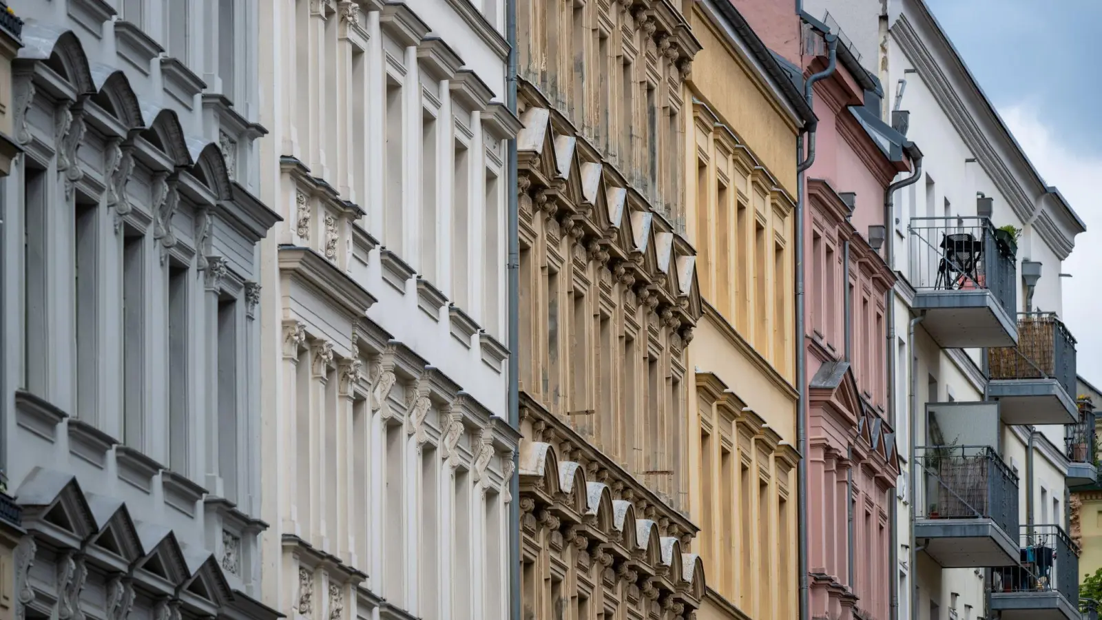 Sanierte Altbauwohnungen im Berliner Bezirk Prenzlauer Berg. (Foto: Monika Skolimowska/dpa)