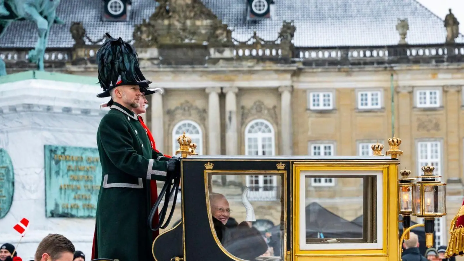 Dänemarks Königin Margrethe II. winkt, während sie in einer Pferdekutsche zum Schloss Christiansborg fährt - wo bald der Thronwechsel vollzogen wird. (Foto: Emil Nicolai Helms/Ritzau Scanpix Foto/AP/dpa)