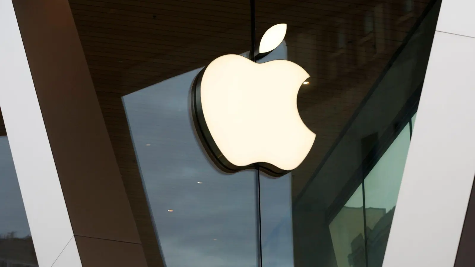 Apple-Logo an der Fassade eines Apple-Stores in New York. (Foto: Kathy Willens/AP/dpa)