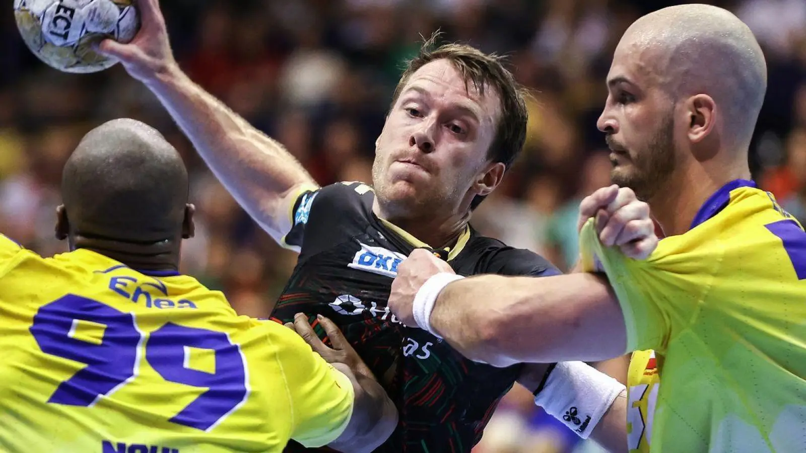 Felix Claar (M) und der SC Magdeburg haben das Final Four der Champions League erreicht. (Foto: Ronny Hartmann/dpa)