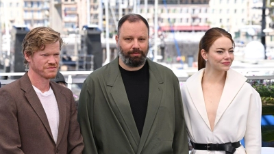 Jesse Plemons (l-r), Giorgos Lanthimos und Emma Stone  stellen „Kinds of Kindness“ in Cannes vor. (Foto: Doug Peters/PA Wire/dpa)