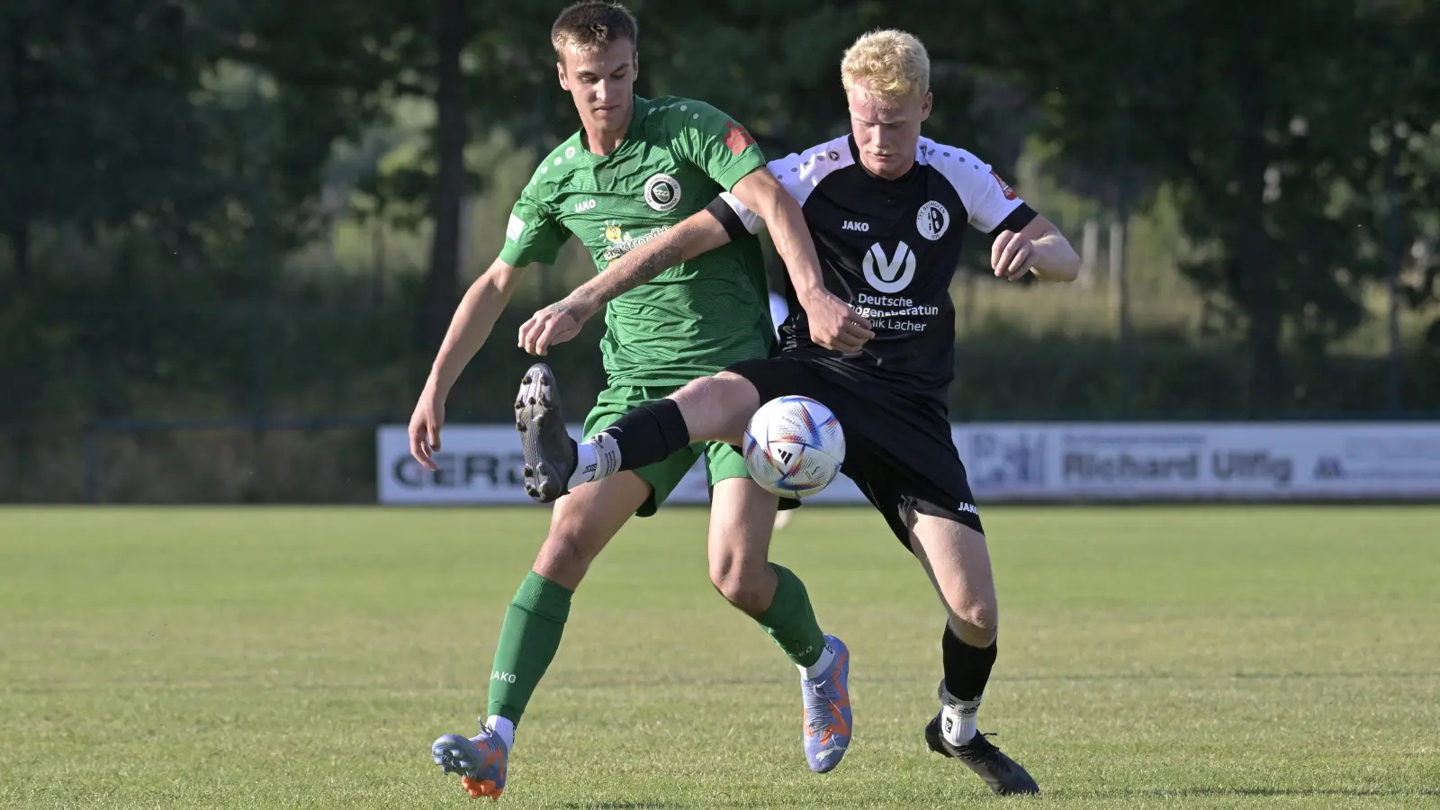 Schließt heute in Memmingen die Lücke in der Ansbacher Vierer-Abwehrkette: Lukas Oberseider (links), hier im Testspiel gegen den Bechhöfer Maximilian Popp. (Foto: Martin Rügner)