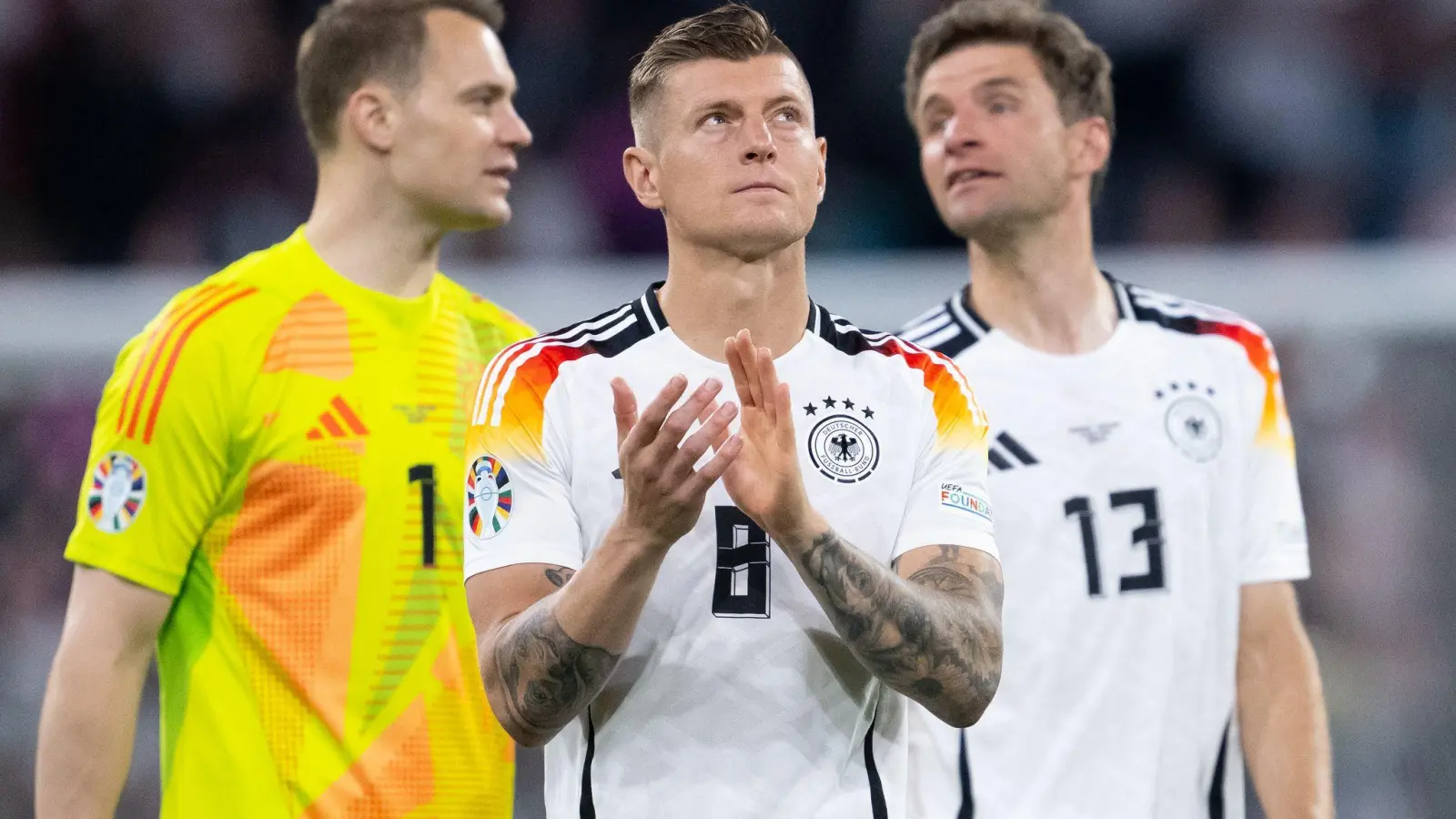 Die 2014-Weltmeister Manuel Neuer (l), Toni Kroos (M) und Thomas Müller (r) werden in München verabschiedet. (Foto: Sven Hoppe/dpa)