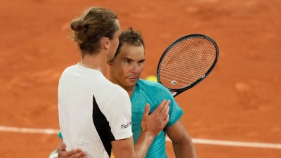 Alexander Zverev (l) besiegte Sandplatzkönig Rafael Nadal im Mai bei dessen letztem Auftritt bei den French Open. (Foto: Thibault Camus/AP/dpa)