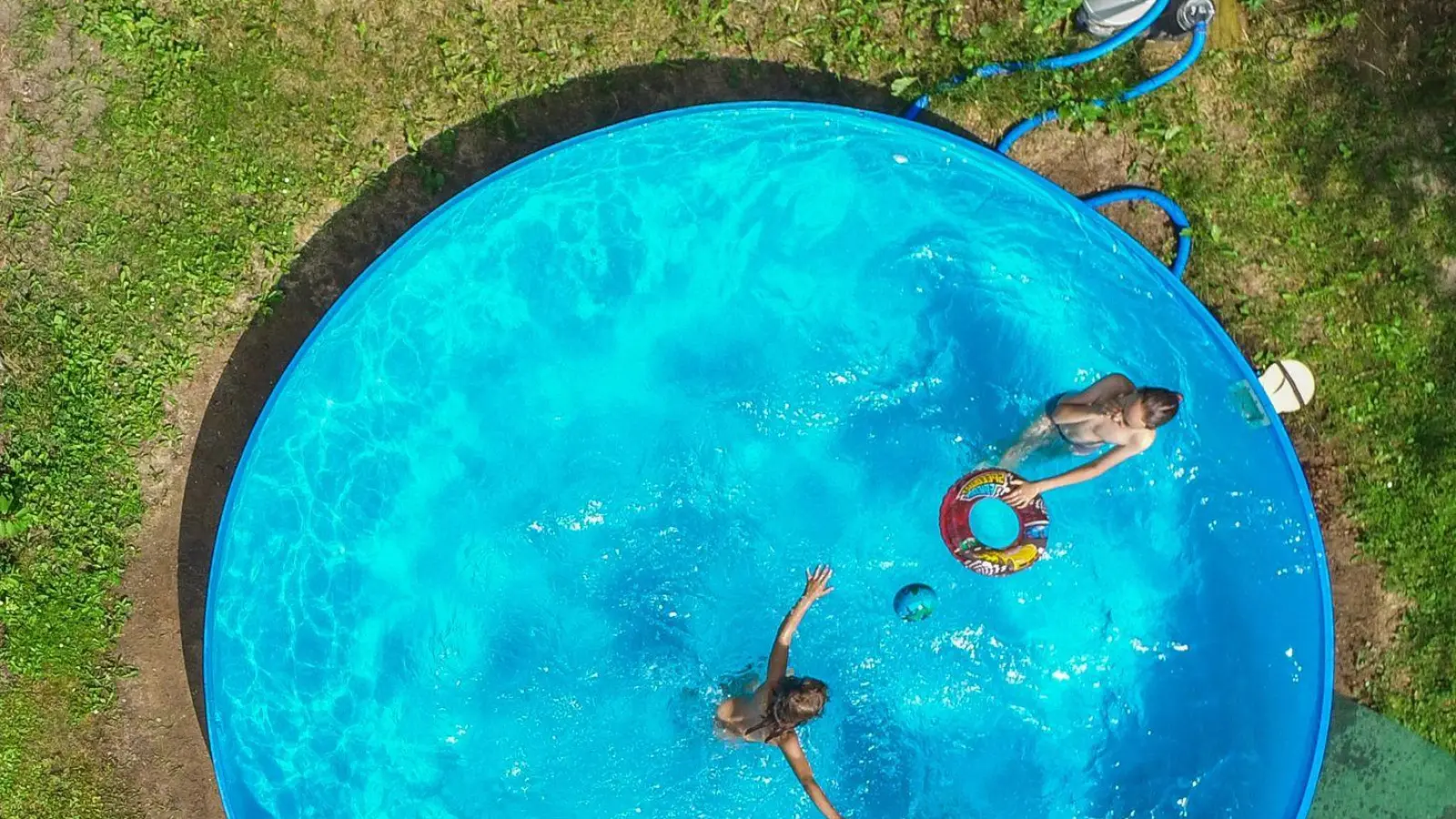 Damit der Pool für Kleinkinder nicht zur Gefahr wird, sollte er von vielen Orten im Garten aus gut sichtbar sein. (Foto: Patrick Pleul/dpa-Zentralbild/dpa-tmn)