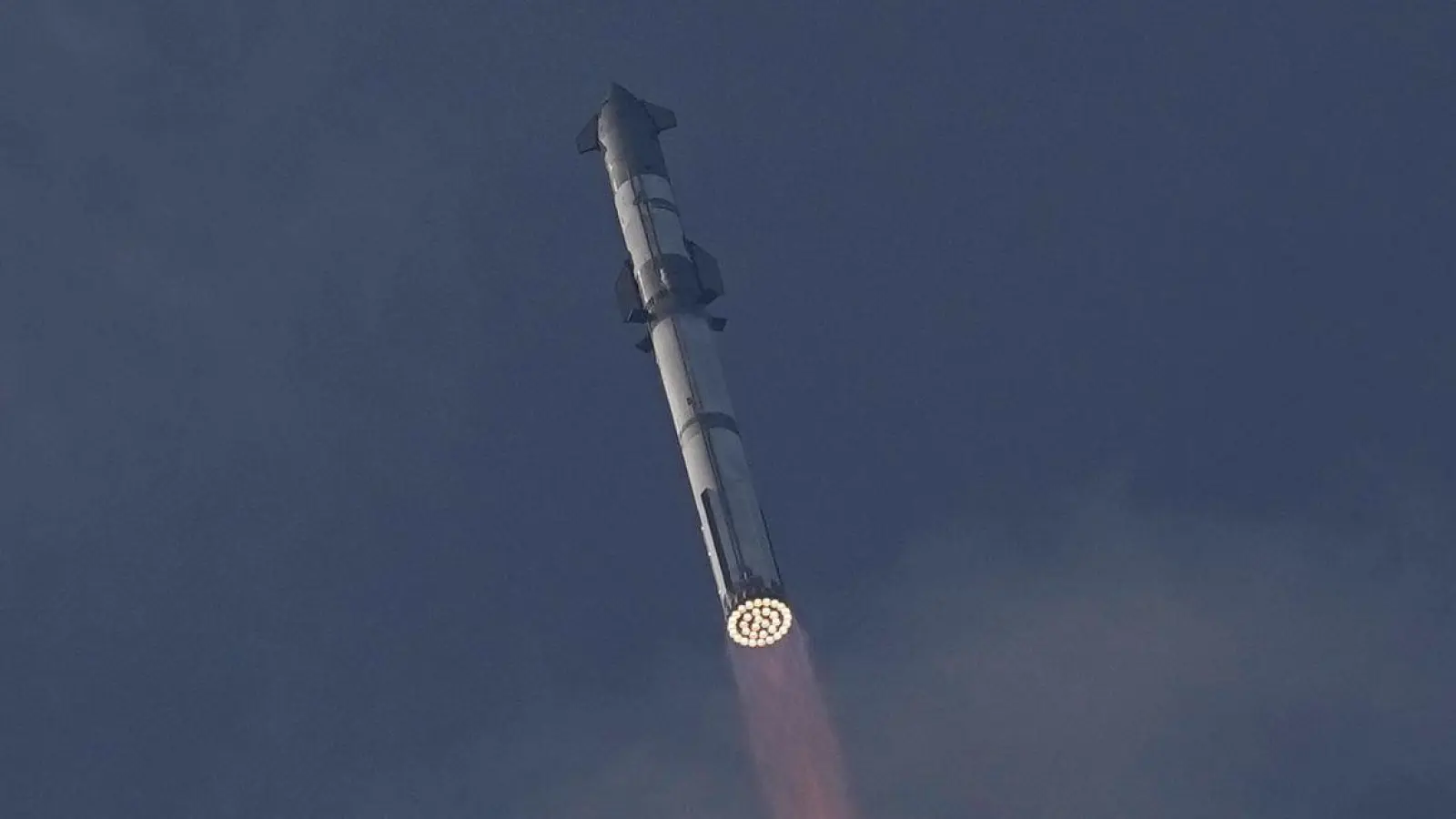 Beim dritten Testflug im März erreichte das „Starship“ erstmals das All, konnte den Flug jedoch nicht wie erhofft abschließen. (Foto: Eric Gay/AP/dpa)