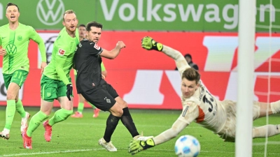 Maximilian Arnold trifft für Wolfsburg. (Foto: Swen Pförtner/dpa)