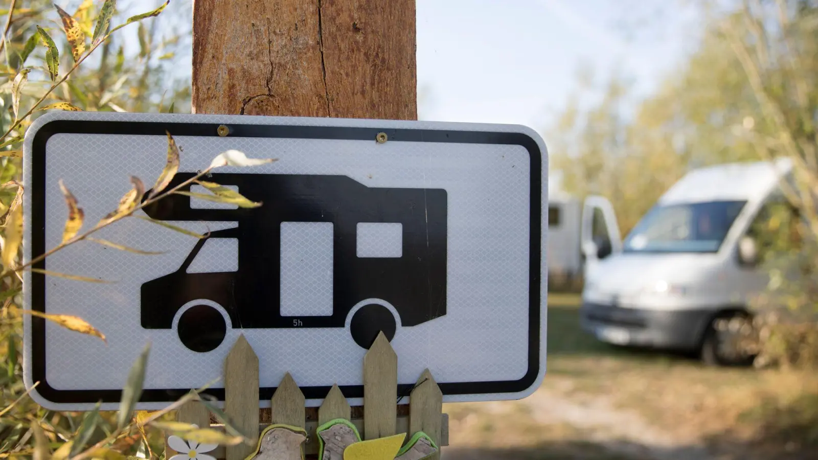 Im Sommer verreisen viele Urlauber mit dem Wohnmobil. Entsprechend gefragt sind auch die Stellplätze. Ist spontanes Verreisen überhaupt noch möglich? (Foto: Florian Schuh/dpa-tmn)