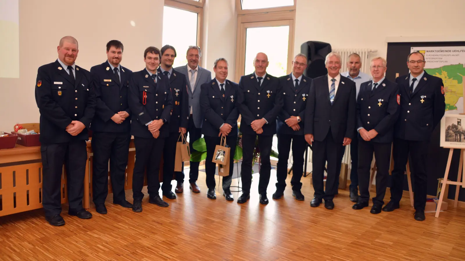 Verdiente Feuerwehrmänner wurden für ihren ehrenamtlichen Einsatz ausgezeichnet. (Foto: Johannes Zimmermann)