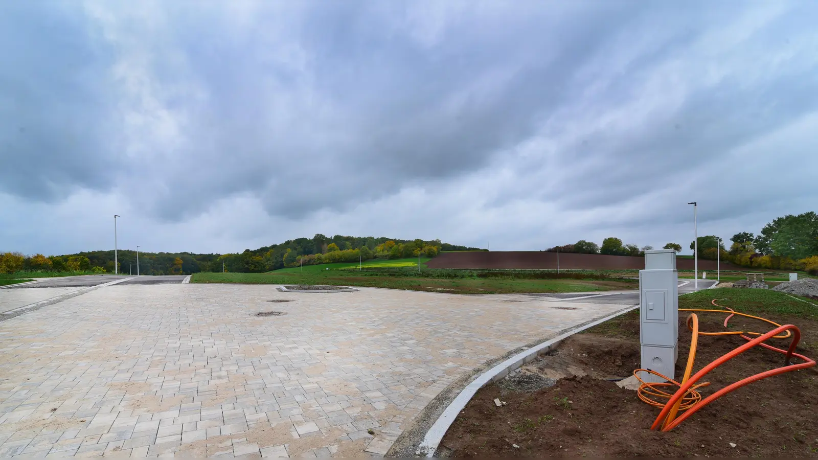 Im Baugebiet „Am Brandleseweg“ in Hennenbach werden 29 Bauplätze erschlossen, 22 davon gehören der Stadt Ansbach. Deren Vermarktung soll am Jahresende beginnen. Angesichts der großen Nachfrage ist das aber wohl eher ein Tropfen auf den heißen Stein. (Foto: Sarina Schwinn)