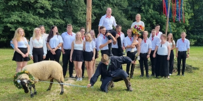 Von der Musik, die vom Festplatz herüberwehte, wurde Schaf Emma offenbar magisch angezogen, so dass Schäfer Ulrich Henschker just beim Gruppenfoto nach dem Betzentanz – die Sieger Sarah Wörlein und Alexander Sehring sind an ihrer erhöhten Positionierung leicht auszumachen – kurz das Gleichgewicht verlor. (Foto: Rainer Weiskirchen)