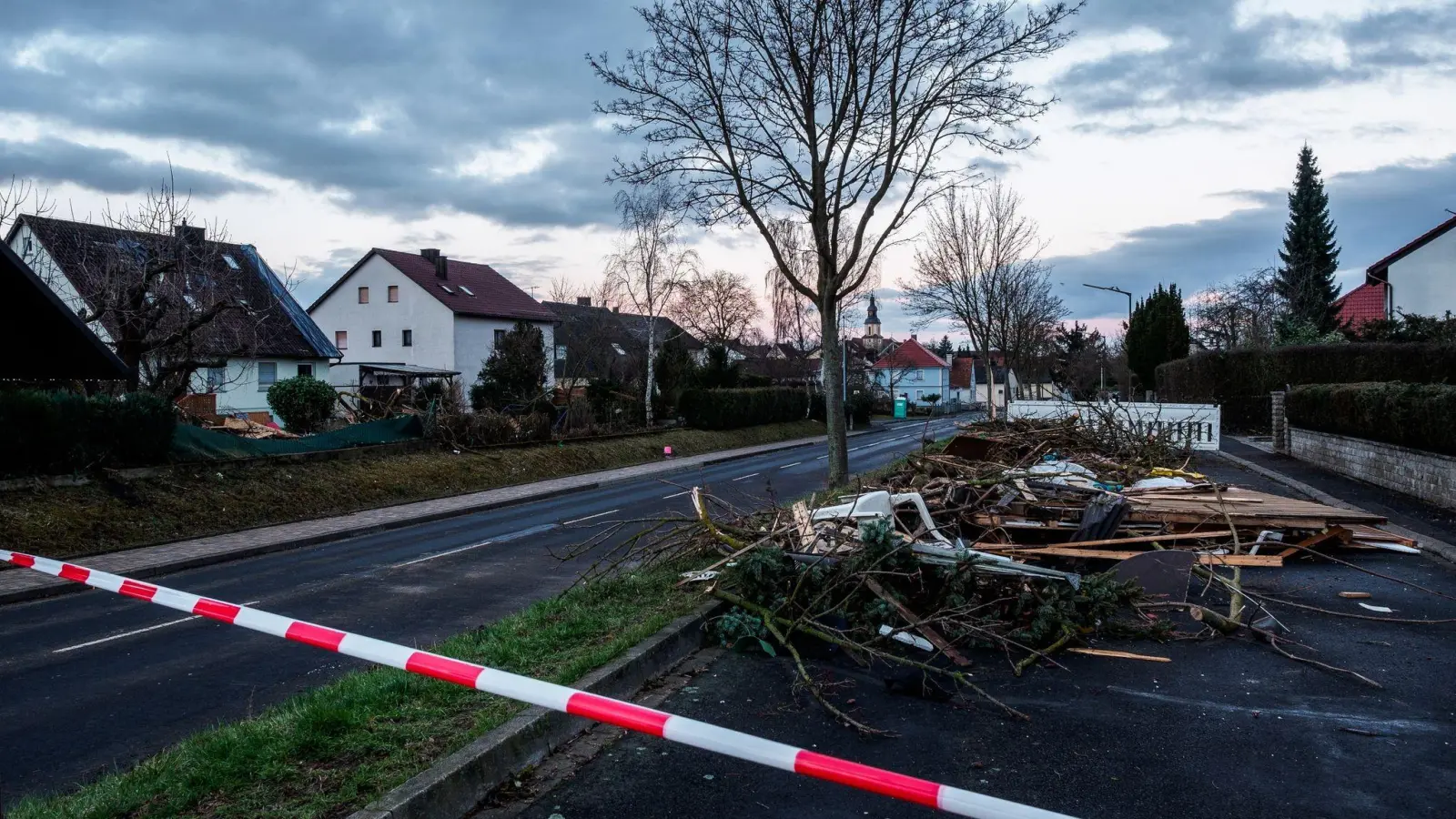 Sturmschäden nach starken Windböen. Wer vorher lose Gegenstände sichert, kann viele Beschädigungen am Haus verhindern. (Foto: Nicolas Armer/dpa/dpa-tmn)