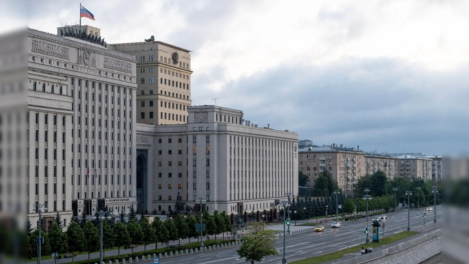 Seit Monaten wird die russische Militärführung von Korruptionsskandalen erschüttert, nun soll im Verteidigungsministerium Ordnung geschaffen werden. (Symbolbild) (Foto: Uncredited/AP/dpa)