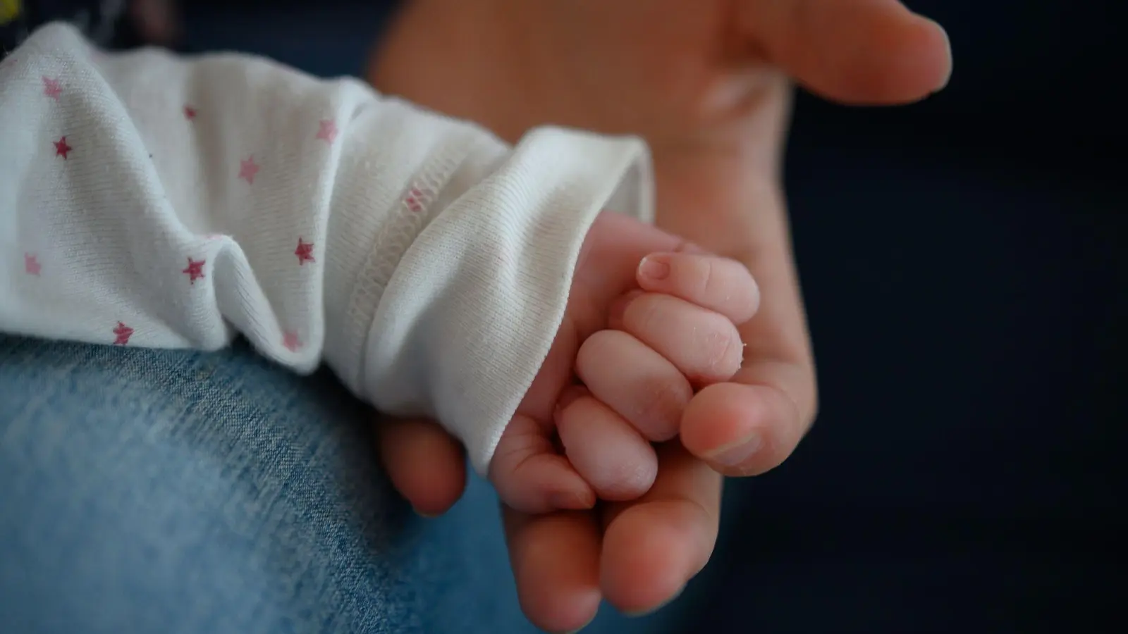 Auch wenn man noch ein Kind bekommt und seine Arbeitszeit halbiert, kann man trotzdem verpflichtet werden, seinen Kindern aus erster Ehe weiter Unterhalt zu zahlen. (Foto: Sebastian Gollnow/dpa/dpa-tmn)