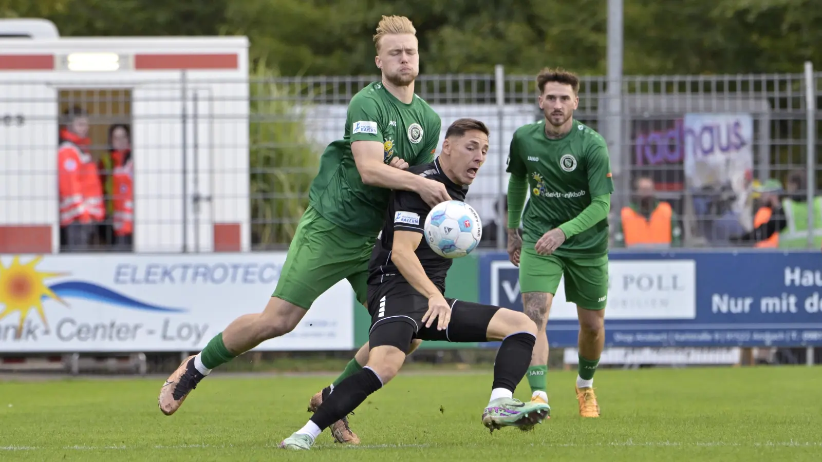 Mit etwas Spielglück wäre für die SpVgg Ansbach (links Niklas Seefried, rechts Michael Belzner) beim 0:2 gegen Spitzenreiter FC Schweinfurt (Martin Thomann) auch mehr drin gewesen. Am Donnerstag bei der SpVgg Greuther Fürth II soll wieder etwas auf der Habenseite stehen. (Foto: Martin Rügner)