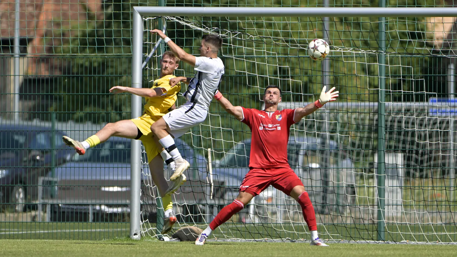 „Komm in meine Hände”: Steinachgrunds Torwart Daniel Himmrich beschwört im Landesliga-Heimspiel den Ball, den sein Teamkollege Daniel Roth (links) und Sebastian Emmert vom FSV Stadeln verfehlt haben. (Foto: Martin Rügner)